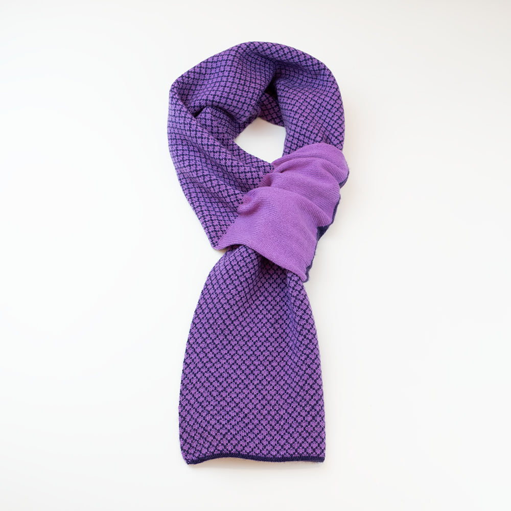 Sciarpa scaldacollo Jacquard double-face viola con asola in 100% Cashmere beige. Morbida, versatile e facile da indossare.