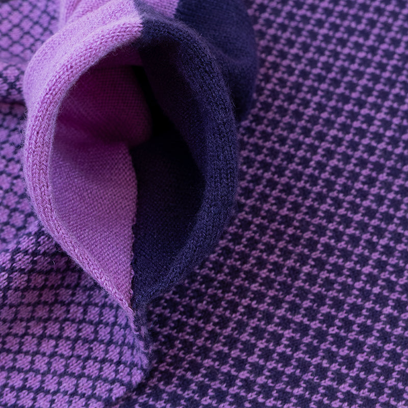 Sciarpa scaldacollo Jacquard double-face viola con asola in 100% Cashmere beige. Morbida, versatile e facile da indossare.