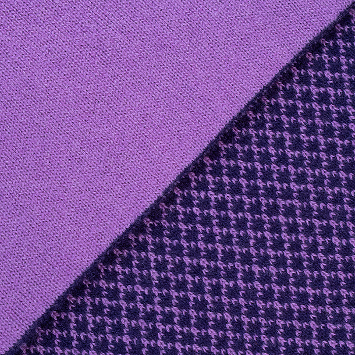 Sciarpa scaldacollo Jacquard double-face viola con asola in 100% Cashmere beige. Morbida, versatile e facile da indossare.