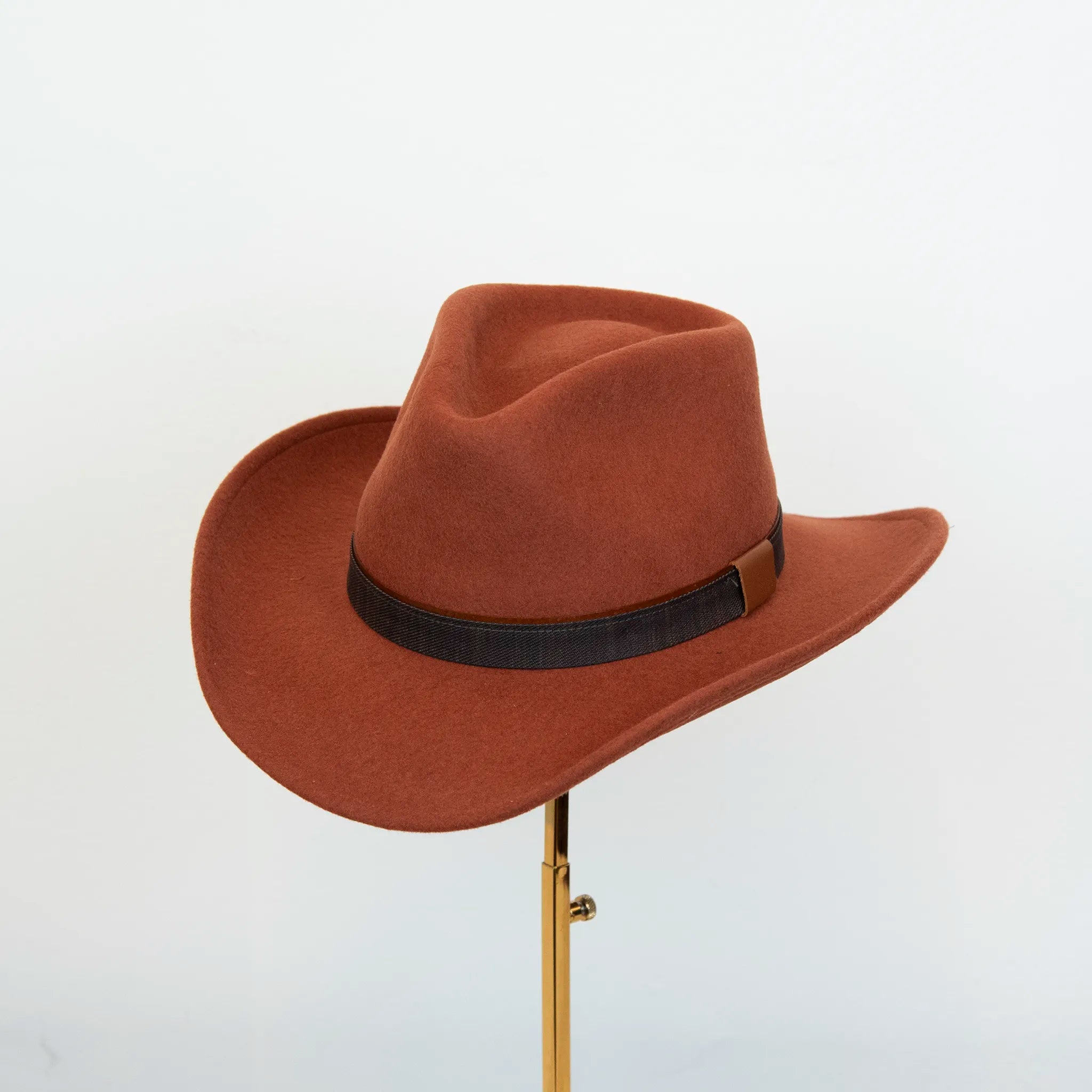 Cappello Texano in 100% feltro di lana coccio, Made in Italy, con tesa lunga 8 cm e cinta a contrasto da 2,5 cm. Struttura modellabile grazie all’anima in metallo lungo la falda.