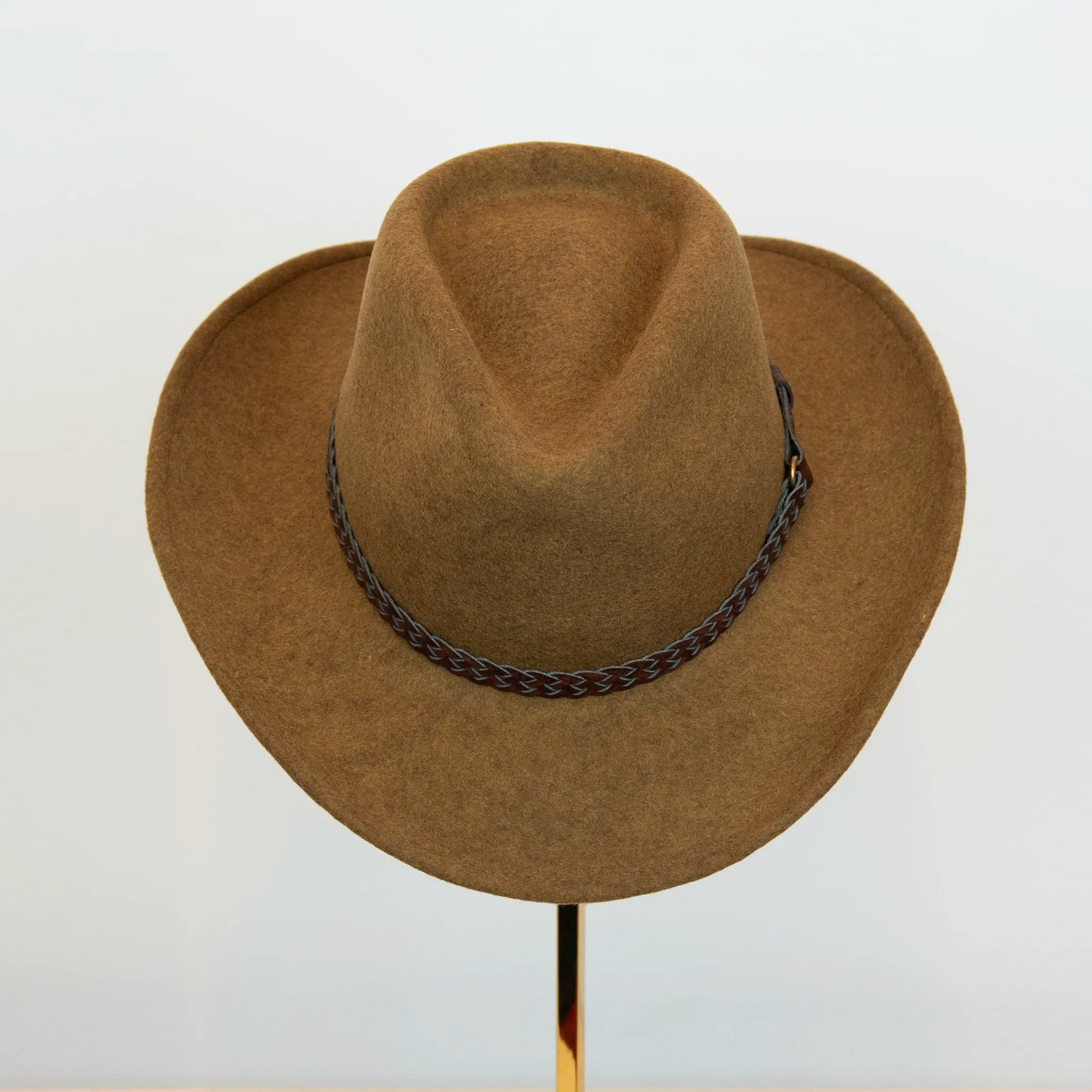 Cappello texano in 100% feltro di lana, color senape melange (giallo ocra), tesa lunga 8 cm, cinta intrecciata, manifattura italiana, modellabile grazie all’anima in metallo nascosta.