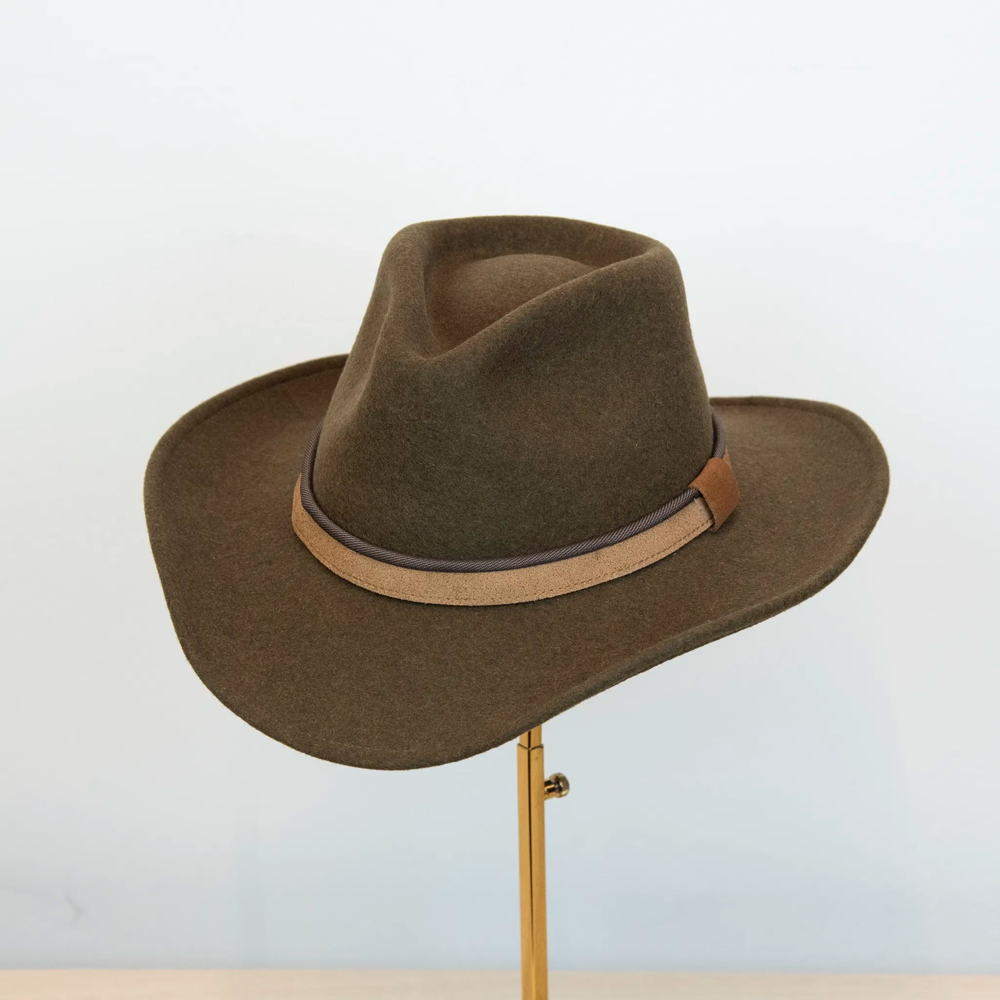 Cappello Texano in 100% feltro di lana verde, Made in Italy, con tesa lunga 8 cm e cinta a contrasto da 2,5 cm. Struttura modellabile grazie all’anima in metallo lungo la falda.