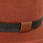 Dettaglio e tessuto del cappello Texano in 100% feltro di lana coccio, Made in Italy, con tesa lunga 8 cm e cinta a contrasto da 2,5 cm. Struttura modellabile grazie all’anima in metallo lungo la falda.