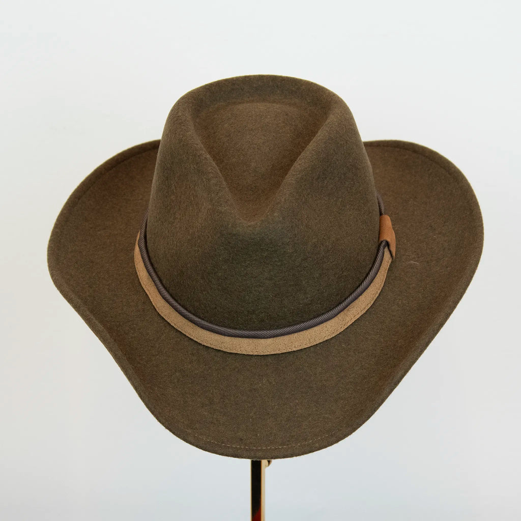 Cappello Texano in 100% feltro di lana verde, Made in Italy, con tesa lunga 8 cm e cinta a contrasto da 2,5 cm. Struttura modellabile grazie all’anima in metallo lungo la falda.