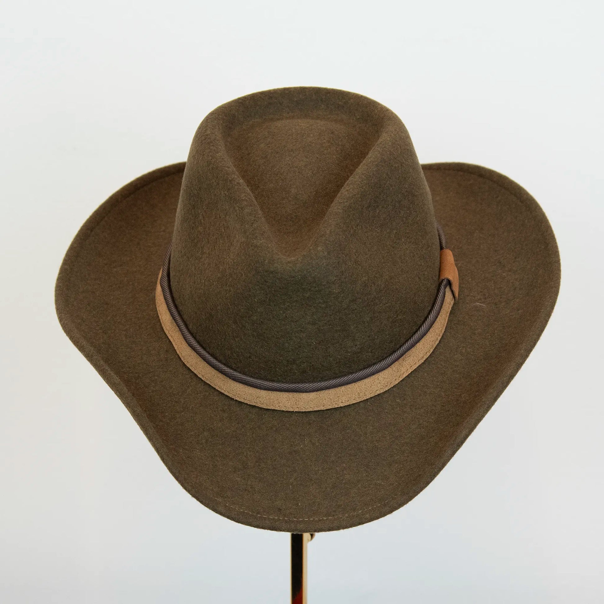 Cappello Texano in 100% feltro di lana verde, Made in Italy, con tesa lunga 8 cm e cinta a contrasto da 2,5 cm. Struttura modellabile grazie all’anima in metallo lungo la falda.