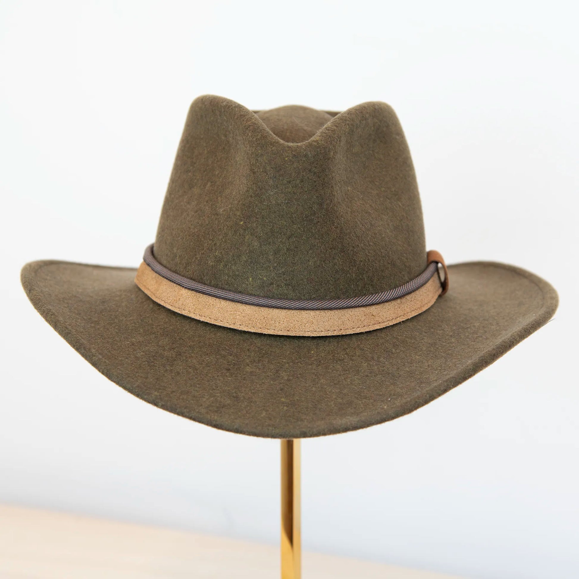 Cappello Texano in 100% feltro di lana verde, Made in Italy, con tesa lunga 8 cm e cinta a contrasto da 2,5 cm. Struttura modellabile grazie all’anima in metallo lungo la falda.