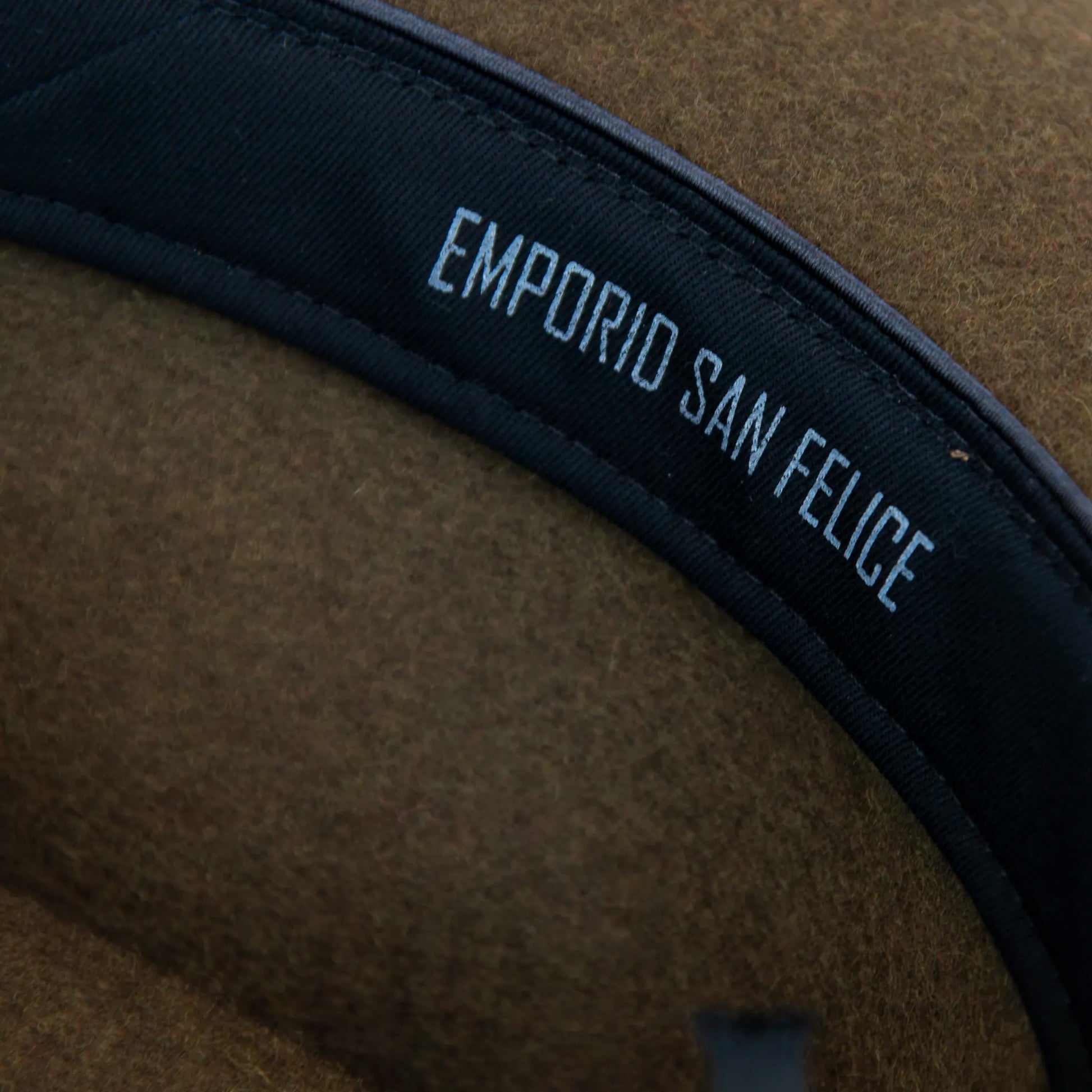Interno cappello Texano in 100% feltro di lana verde, Made in Italy, con tesa lunga 8 cm e cinta a contrasto da 2,5 cm. Struttura modellabile grazie all’anima in metallo lungo la falda.
