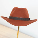 Cappello Texano in 100% feltro di lana coccio, Made in Italy, con tesa lunga 8 cm e cinta a contrasto da 2,5 cm. Struttura modellabile grazie all’anima in metallo lungo la falda.