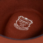Interno cappello Texano in 100% feltro di lana coccio, Made in Italy, con tesa lunga 8 cm e cinta a contrasto da 2,5 cm. Struttura modellabile grazie all’anima in metallo lungo la falda.