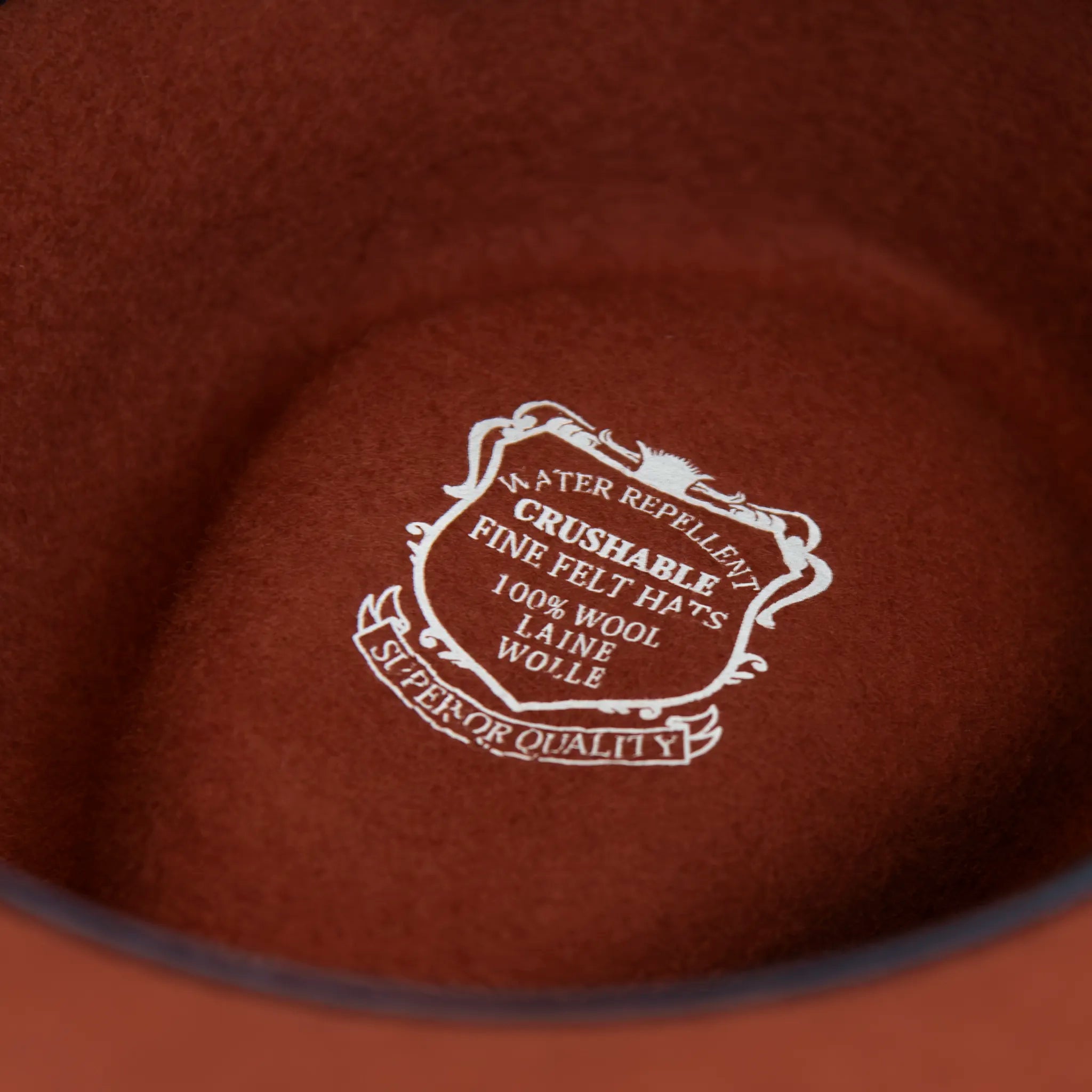 Interno cappello Texano in 100% feltro di lana coccio, Made in Italy, con tesa lunga 8 cm e cinta a contrasto da 2,5 cm. Struttura modellabile grazie all’anima in metallo lungo la falda.