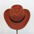 Cappello Texano in 100% feltro di lana coccio, Made in Italy, con tesa lunga 8 cm e cinta a contrasto da 2,5 cm. Struttura modellabile grazie all’anima in metallo lungo la falda.