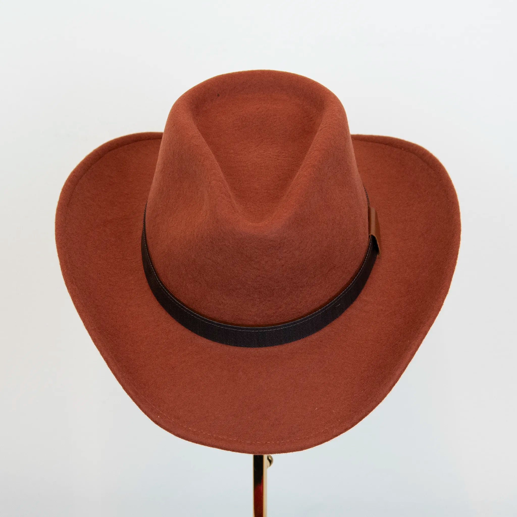 Cappello Texano in 100% feltro di lana coccio, Made in Italy, con tesa lunga 8 cm e cinta a contrasto da 2,5 cm. Struttura modellabile grazie all’anima in metallo lungo la falda.