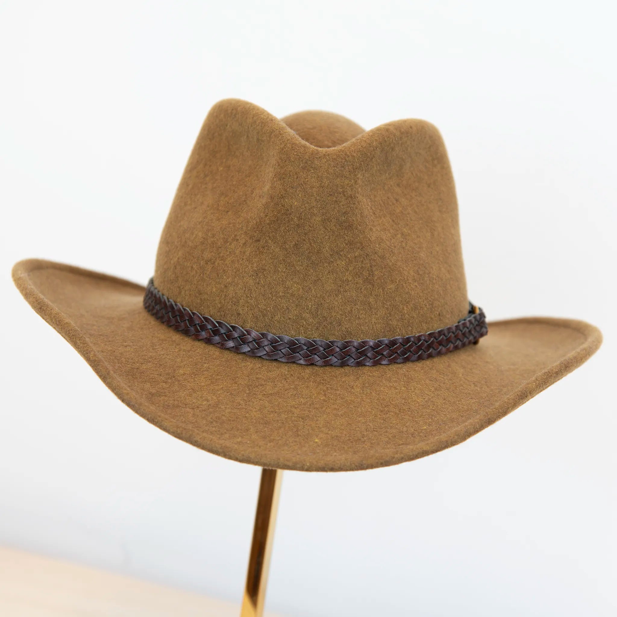 Cappello texano in 100% feltro di lana, color senape melange (giallo ocra), tesa lunga 8 cm, cinta intrecciata, manifattura italiana, modellabile grazie all’anima in metallo nascosta.