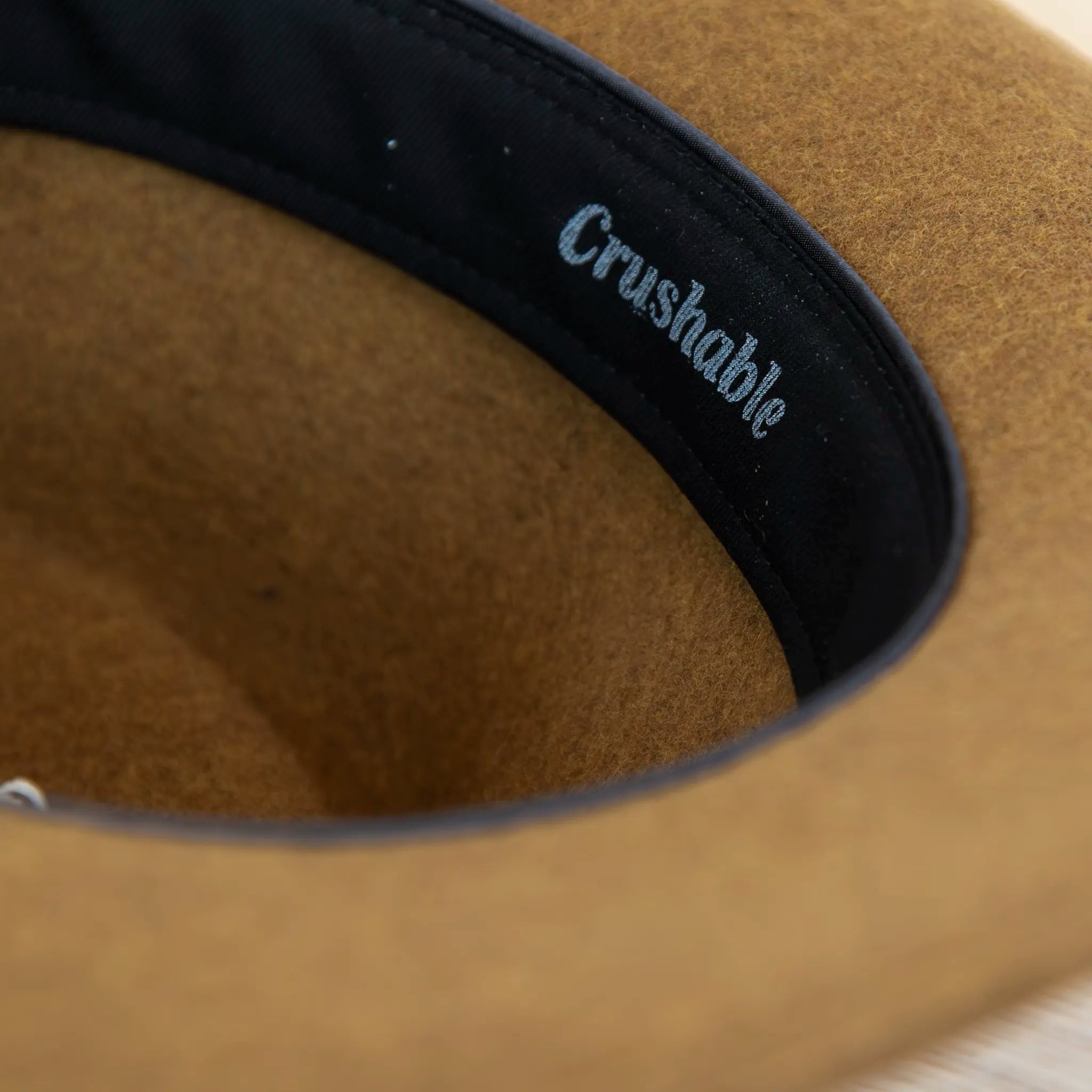 Cappello texano in 100% feltro di lana, color senape melange (giallo ocra), tesa lunga 8 cm, cinta intrecciata, manifattura italiana, modellabile grazie all’anima in metallo nascosta.