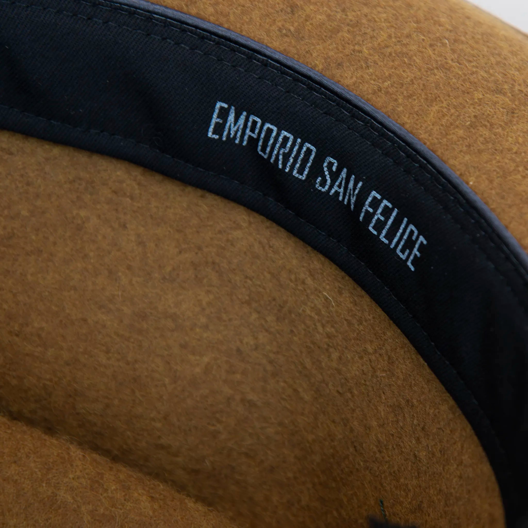 Cappello texano in 100% feltro di lana, color senape melange (giallo ocra), tesa lunga 8 cm, cinta intrecciata, manifattura italiana, modellabile grazie all’anima in metallo nascosta.