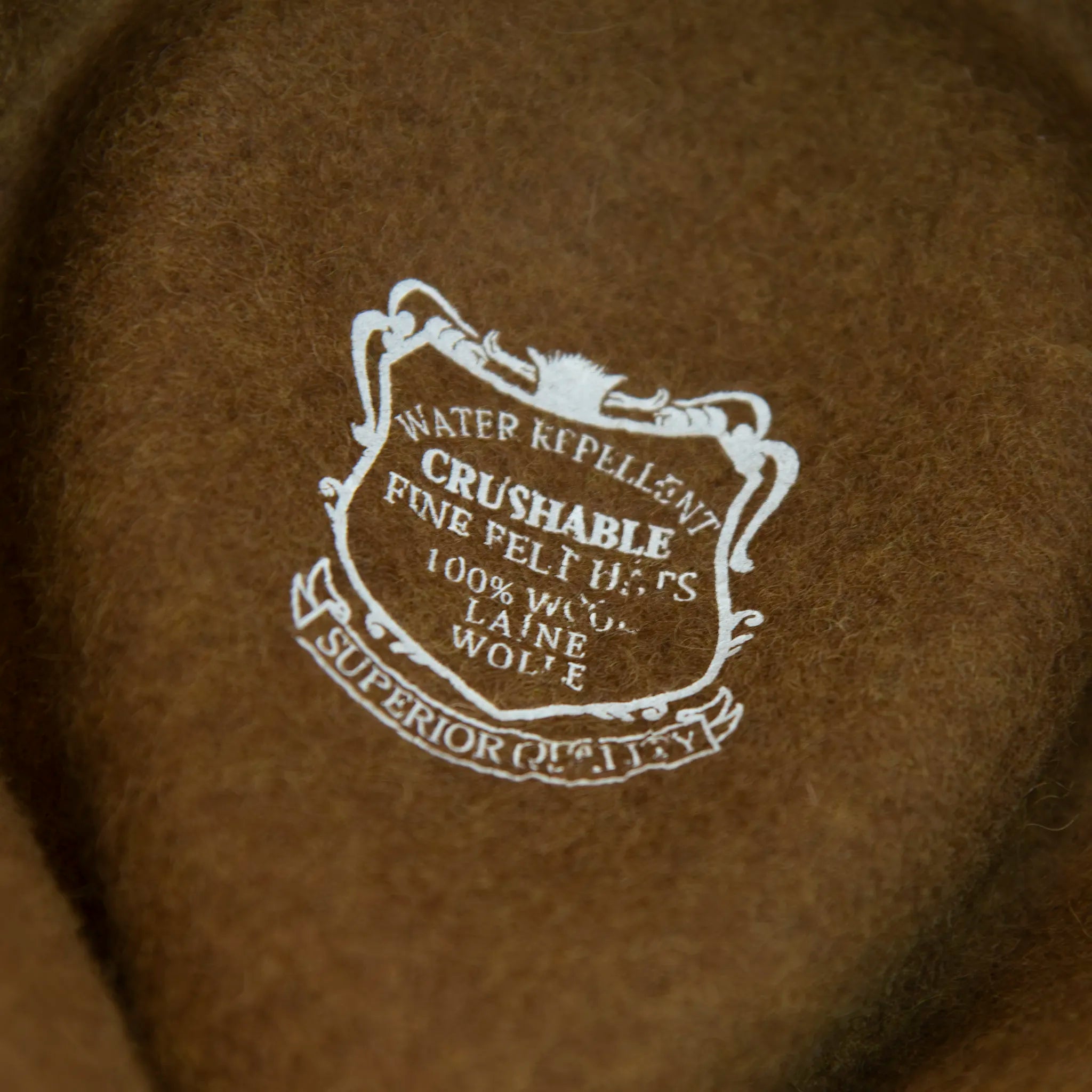 Cappello texano in 100% feltro di lana, color senape melange (giallo ocra), tesa lunga 8 cm, cinta intrecciata, manifattura italiana, modellabile grazie all’anima in metallo nascosta.