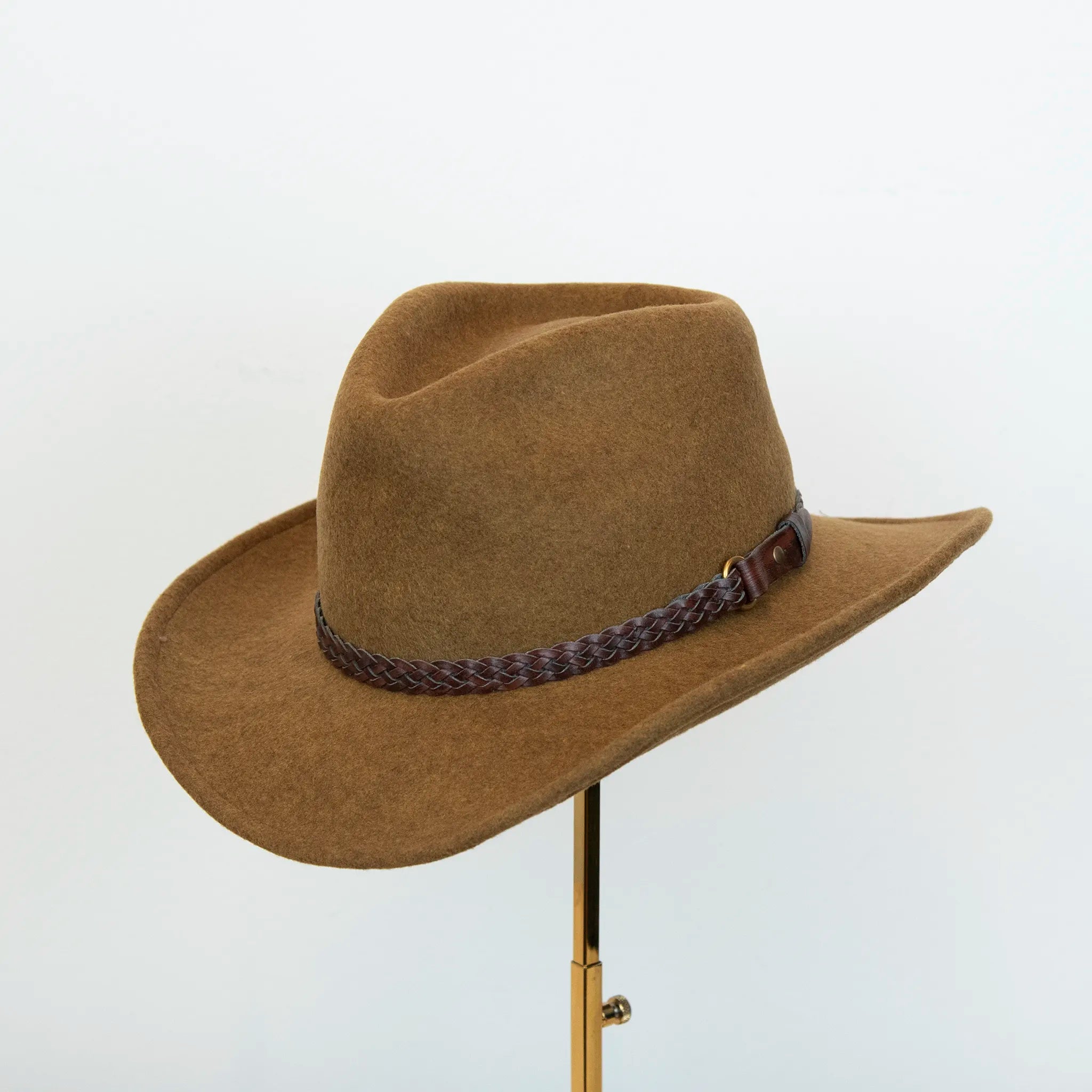 Cappello texano in 100% feltro di lana, color senape melange, tesa lunga 8 cm, cinta intrecciata, manifattura italiana, modellabile grazie all’anima in metallo nascosta.