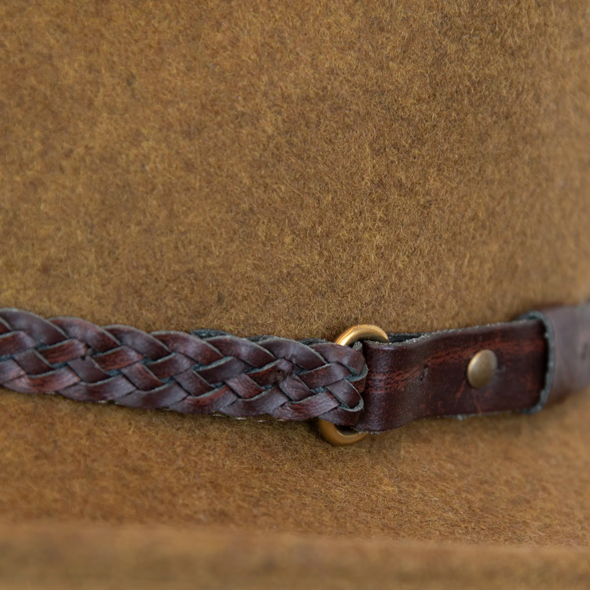 Dettaglio cinta e tessuto del cappello texano in 100% feltro di lana, color senape melange, tesa lunga 8 cm, cinta intrecciata, manifattura italiana, modellabile grazie all’anima in metallo nascosta.