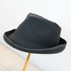 Cappello Racket in feltro di lana grigio, Made in Italy, realizzato a mano con antiche forme in legno. Cuciture e dettagli di invecchiamento artigianali per un look unico.