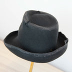 Retro del cappello Racket in feltro di lana grigio, Made in Italy, realizzato a mano con antiche forme in legno. Cuciture e dettagli di invecchiamento artigianali per un look unico.