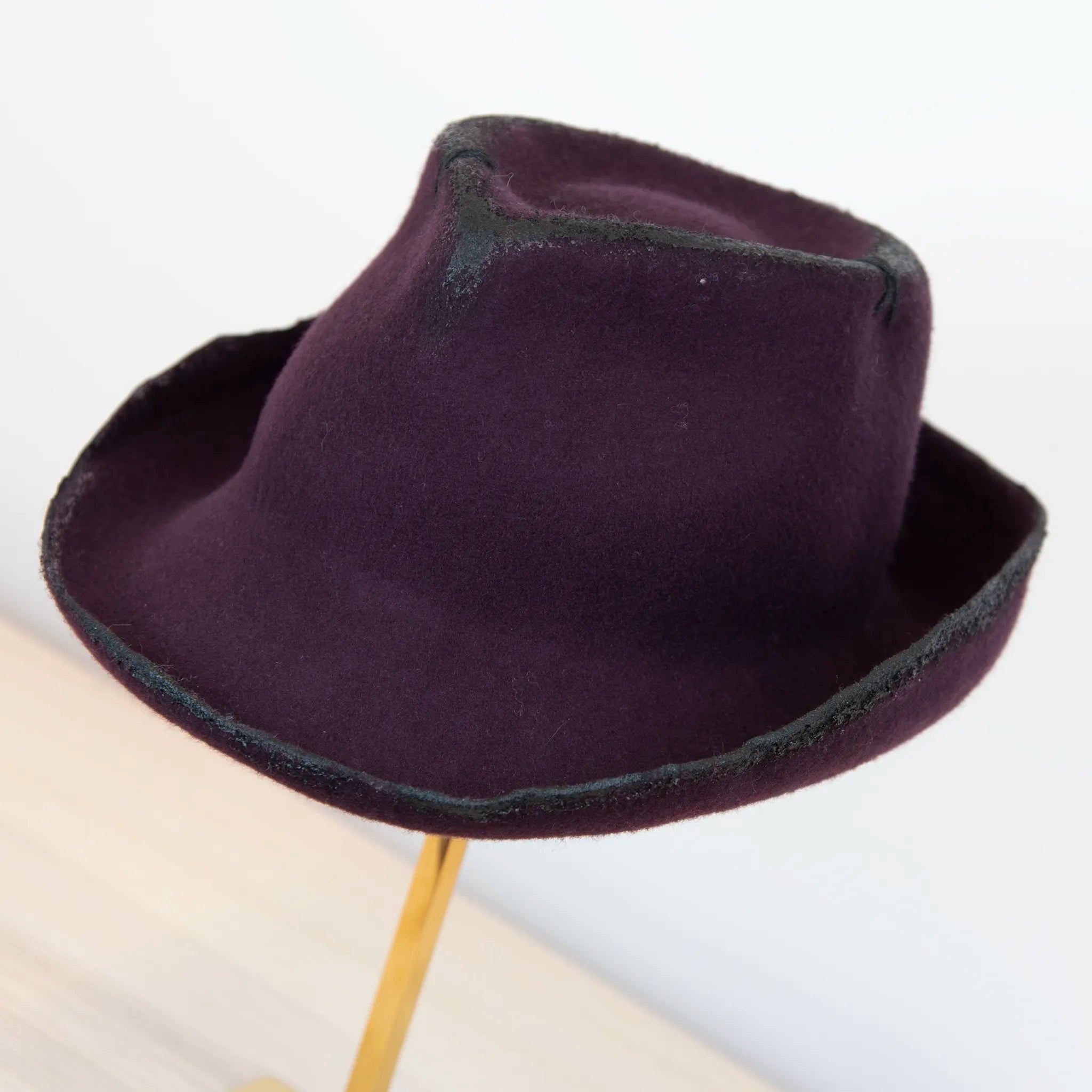 Cappello Racket in feltro di lana viola, Made in Italy, realizzato a mano con antiche forme in legno. Cuciture e dettagli di invecchiamento artigianali per un look unico.