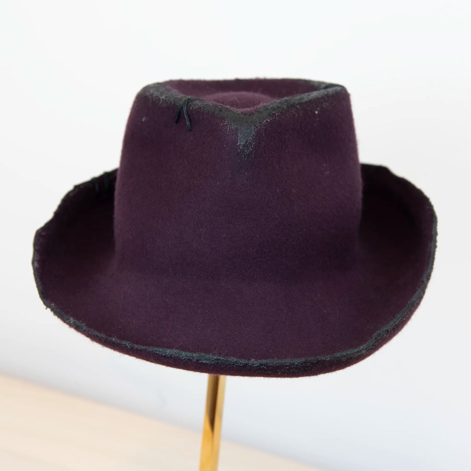 Cappello Racket in feltro di lana viola, Made in Italy, realizzato a mano con antiche forme in legno. Cuciture e dettagli di invecchiamento artigianali per un look unico.