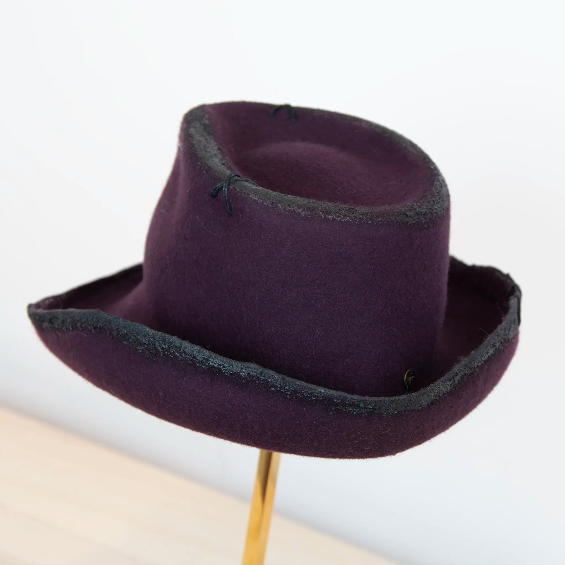 Cappello Racket in feltro di lana viola, Made in Italy, realizzato a mano con antiche forme in legno. Cuciture e dettagli di invecchiamento artigianali per un look unico.