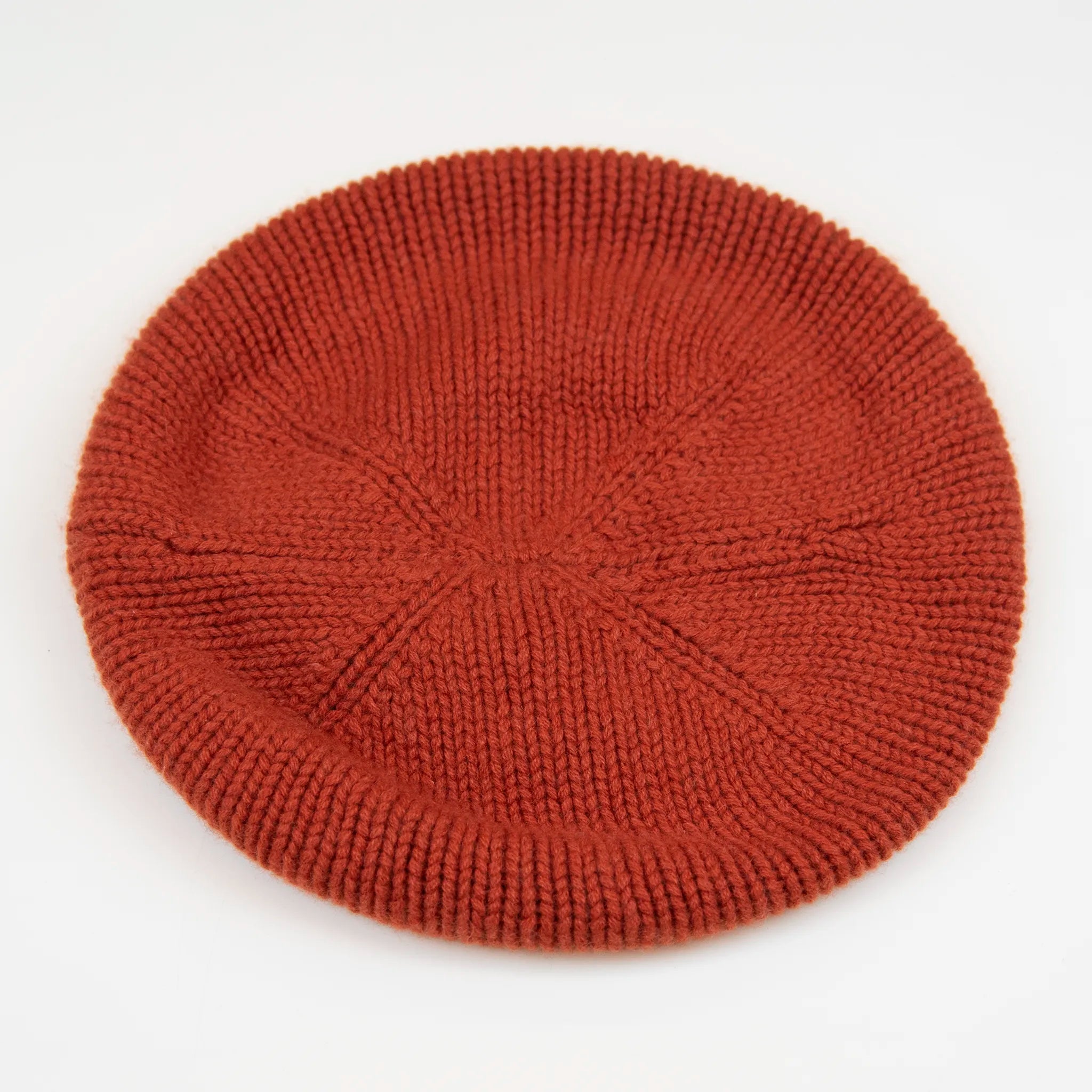 Basco pesante in 100% Cashmere coccio, Made in Italy, versatile con tre vestibilità: basco francese, cuffia e berretto. Manifattura pregiata a trama grossa, che offre elasticità e morbidezza.