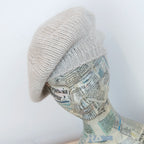 Basco pesante in 100% Cashmere beige, Made in Italy, versatile con tre vestibilità: basco francese, cuffia e berretto. Manifattura pregiata a trama grossa, che offre elasticità e morbidezza.