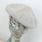 Basco pesante in 100% Cashmere beige, Made in Italy, versatile con tre vestibilità: basco francese, cuffia e berretto. Manifattura pregiata a trama grossa, che offre elasticità e morbidezza.