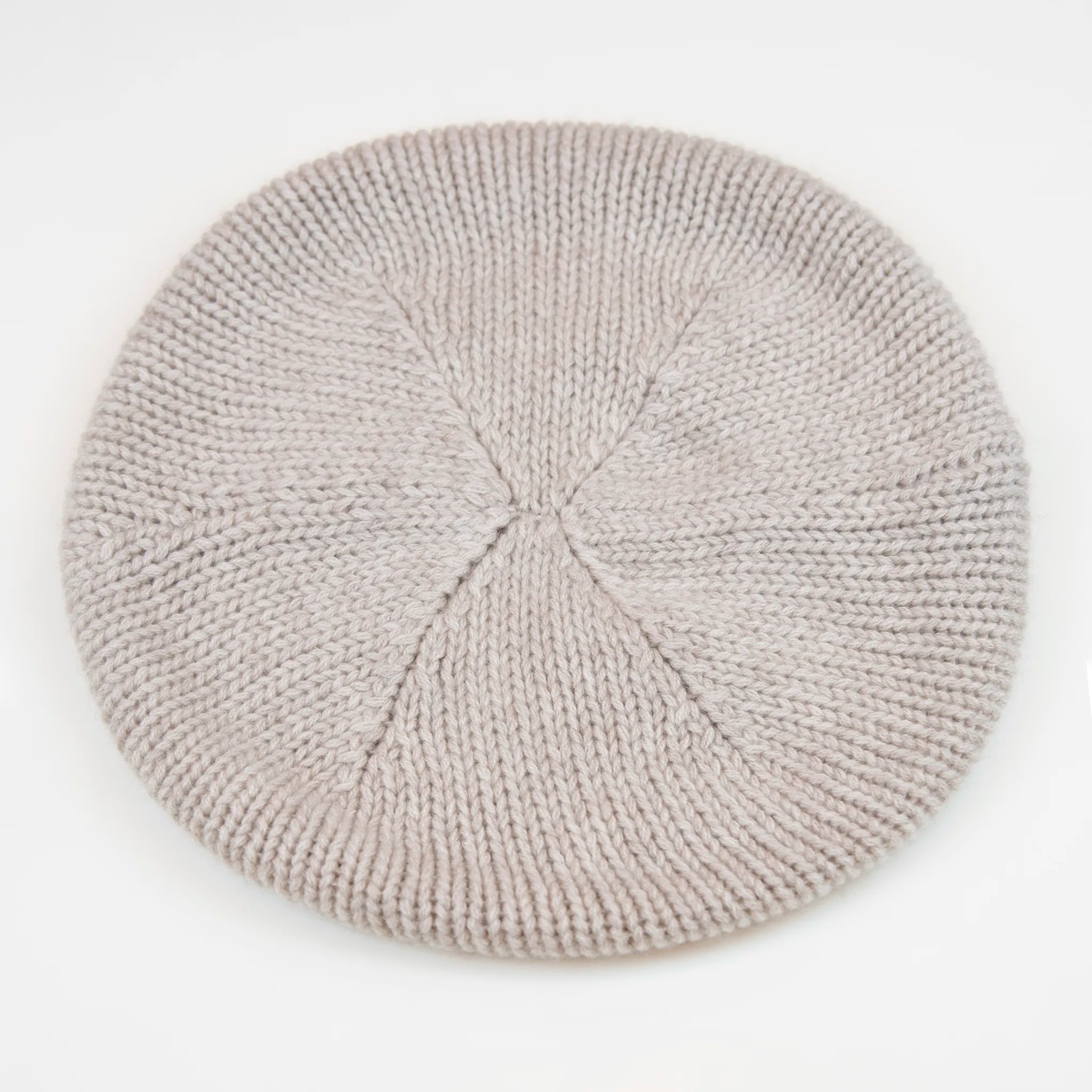 Basco pesante in 100% Cashmere beige, Made in Italy, versatile con tre vestibilità: basco francese, cuffia e berretto. Manifattura pregiata a trama grossa, che offre elasticità e morbidezza.