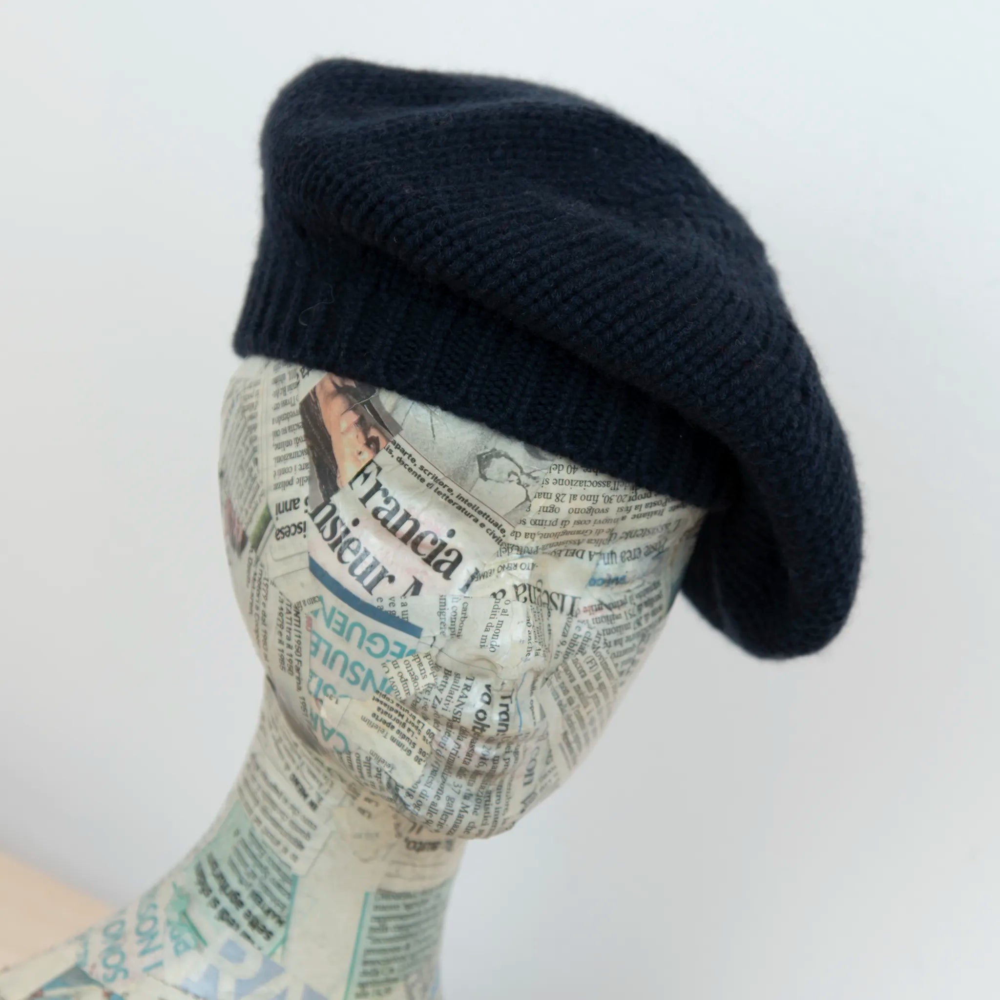 Basco pesante in 100% Cashmere blu, Made in Italy, versatile con tre vestibilità: basco francese, cuffia e berretto. Manifattura pregiata a trama grossa, che offre elasticità e morbidezza.