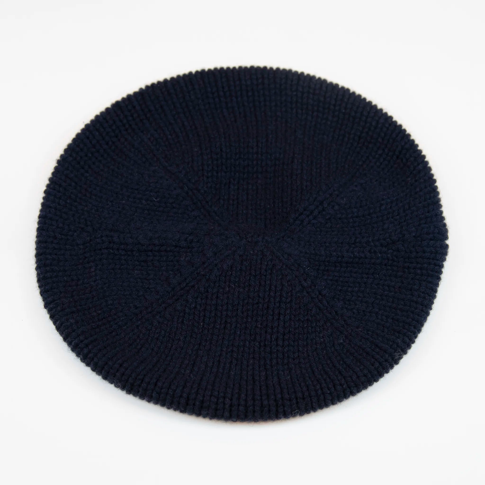 Basco pesante in 100% Cashmere blu, Made in Italy, versatile con tre vestibilità: basco francese, cuffia e berretto. Manifattura pregiata a trama grossa, che offre elasticità e morbidezza.