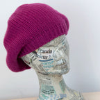 Basco pesante in 100% Cashmere viola, Made in Italy, versatile con tre vestibilità: basco francese, cuffia e berretto. Manifattura pregiata a trama grossa, che offre elasticità e morbidezza.