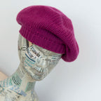 Basco pesante in 100% Cashmere viola, Made in Italy, versatile con tre vestibilità: basco francese, cuffia e berretto. Manifattura pregiata a trama grossa, che offre elasticità e morbidezza.