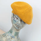 Basco pesante in 100% Cashmere giallo, Made in Italy, versatile con tre vestibilità: basco francese, cuffia e berretto. Manifattura pregiata a trama grossa, che offre elasticità e morbidezza.