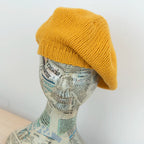 Basco pesante in 100% Cashmere giallo, Made in Italy, versatile con tre vestibilità: basco francese, cuffia e berretto. Manifattura pregiata a trama grossa, che offre elasticità e morbidezza.