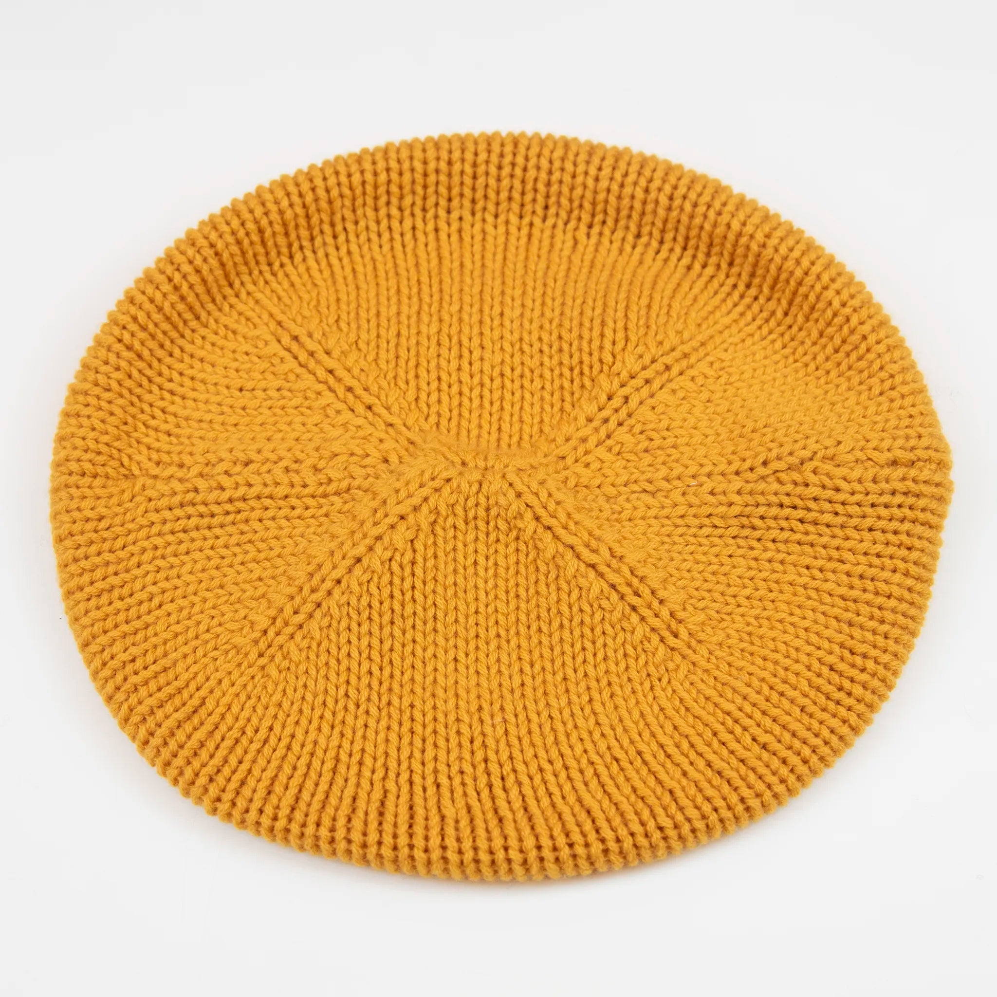 Basco pesante in 100% Cashmere giallo, Made in Italy, versatile con tre vestibilità: basco francese, cuffia e berretto. Manifattura pregiata a trama grossa, che offre elasticità e morbidezza.
