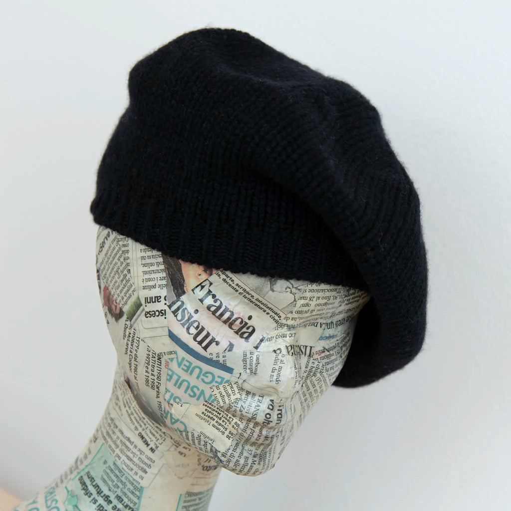 Basco pesante in 100% Cashmere nero, Made in Italy, versatile con tre vestibilità: basco francese, cuffia e berretto. Manifattura pregiata a trama grossa, che offre elasticità e morbidezza.