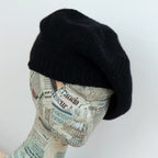 Basco pesante in 100% Cashmere nero, Made in Italy, versatile con tre vestibilità: basco francese, cuffia e berretto. Manifattura pregiata a trama grossa, che offre elasticità e morbidezza.