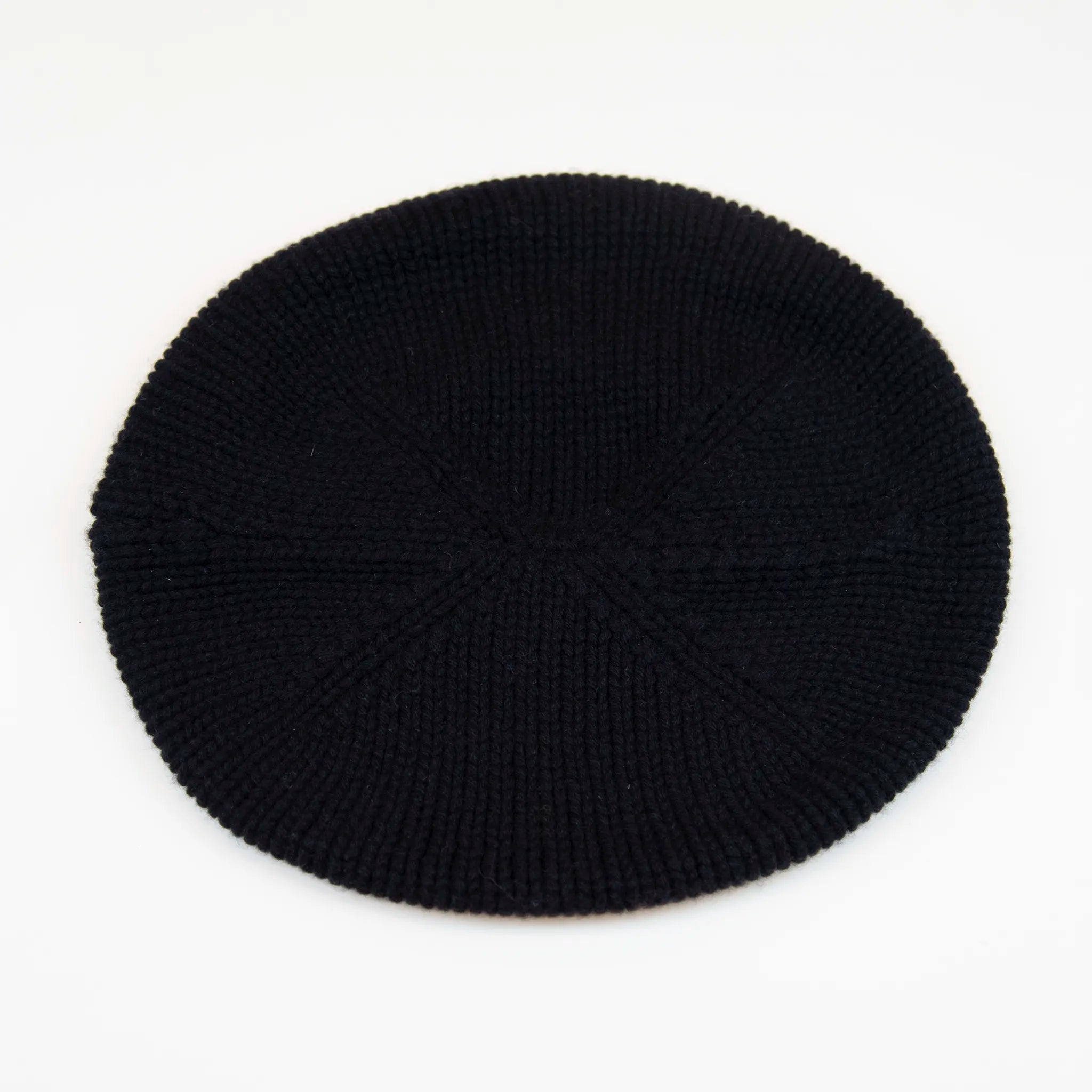 Basco pesante in 100% Cashmere nero, Made in Italy, versatile con tre vestibilità: basco francese, cuffia e berretto. Manifattura pregiata a trama grossa, che offre elasticità e morbidezza.