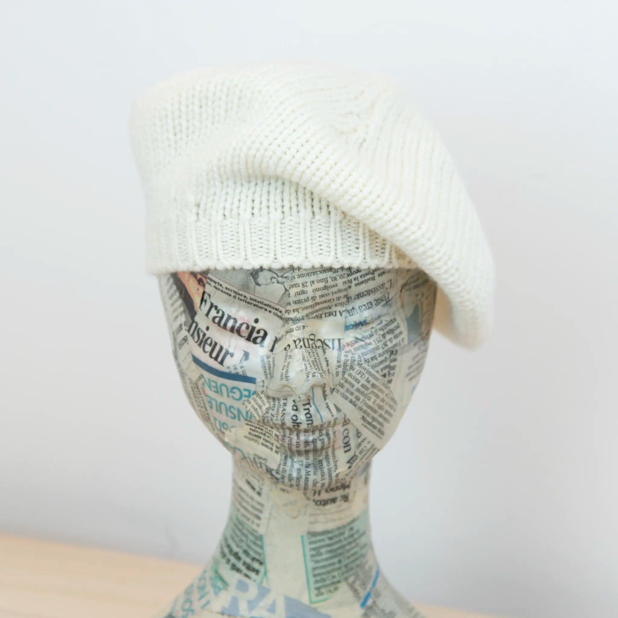 Basco pesante in 100% Cashmere panna, Made in Italy, versatile con tre vestibilità: basco francese, cuffia e berretto. Manifattura pregiata a trama grossa, che offre elasticità e morbidezza.