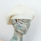 Basco pesante in 100% Cashmere panna, Made in Italy, versatile con tre vestibilità: basco francese, cuffia e berretto. Manifattura pregiata a trama grossa, che offre elasticità e morbidezza.