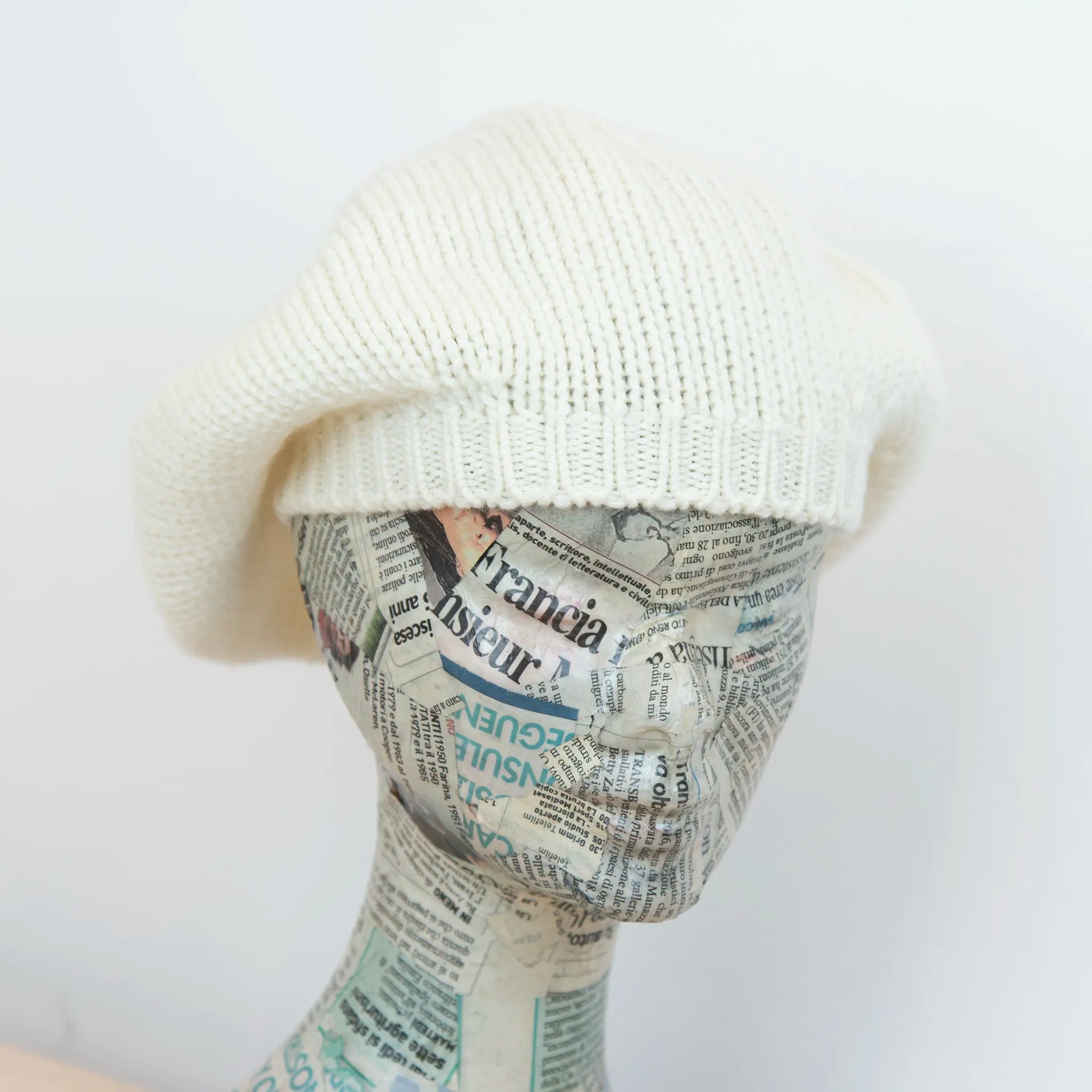 Basco pesante in 100% Cashmere panna, Made in Italy, versatile con tre vestibilità: basco francese, cuffia e berretto. Manifattura pregiata a trama grossa, che offre elasticità e morbidezza.