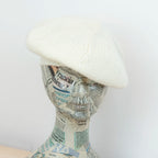 Basco pesante in 100% Cashmere panna, Made in Italy, versatile con tre vestibilità: basco francese, cuffia e berretto. Manifattura pregiata a trama grossa, che offre elasticità e morbidezza.