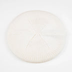 Basco pesante in 100% Cashmere panna, Made in Italy, versatile con tre vestibilità: basco francese, cuffia e berretto. Manifattura pregiata a trama grossa, che offre elasticità e morbidezza.