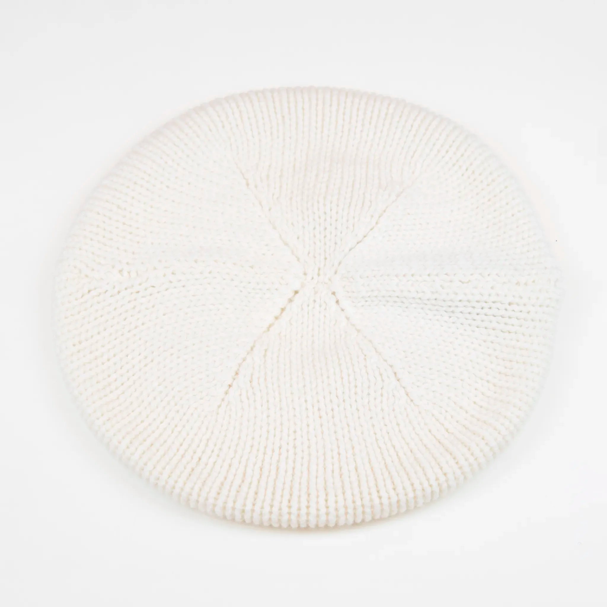 Basco pesante in 100% Cashmere panna, Made in Italy, versatile con tre vestibilità: basco francese, cuffia e berretto. Manifattura pregiata a trama grossa, che offre elasticità e morbidezza.