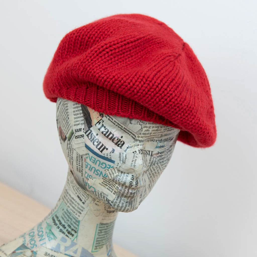 Basco pesante in 100% Cashmere rosso, Made in Italy, versatile con tre vestibilità: basco francese, cuffia e berretto. Manifattura pregiata a trama grossa, che offre elasticità e morbidezza.