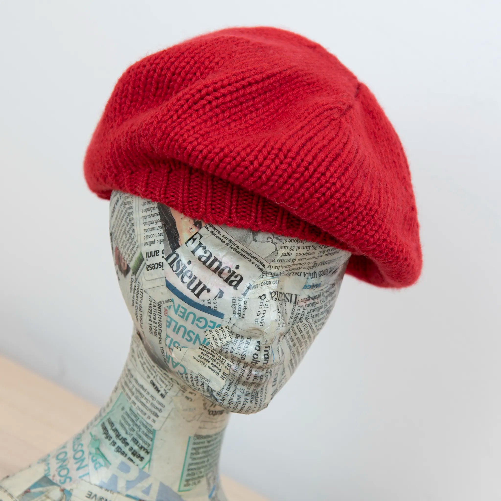 Basco pesante in 100% Cashmere rosso, Made in Italy, versatile con tre vestibilità: basco francese, cuffia e berretto. Manifattura pregiata a trama grossa, che offre elasticità e morbidezza.