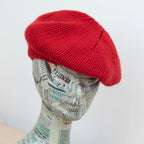 Basco pesante in 100% Cashmere rosso, Made in Italy, versatile con tre vestibilità: basco francese, cuffia e berretto. Manifattura pregiata a trama grossa, che offre elasticità e morbidezza.